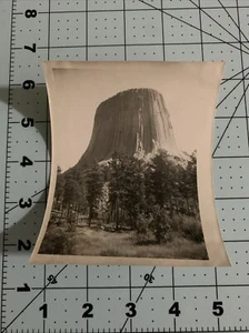 Fotografía encontrada vintage en blanco y negro Devils Tower Wyoming - Imagen 1 de 2