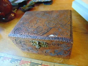 Antique wooden box w/ floral pattern impressed pyrography- 4 5/8 x 3 1/2 x 2 1/2 - Picture 1 of 5