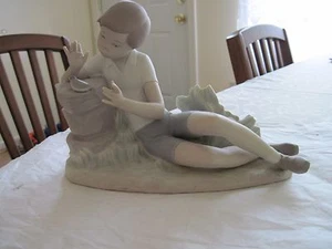 LLADRO PIACEVOLE INCONTRO RAGAZZO CON UCCELLINO STATUINA PORCELLANA OPACA - Foto 1 di 7