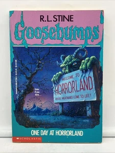 Goosebumps #16 One Day At Horrorland Book R.L. Stine Original - FREE SHIPPING - Picture 1 of 2