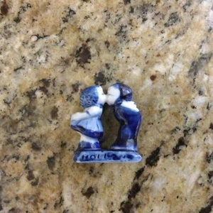 Delft Blue Hand Painted Mini Figurine Holland Dutch Boy Girl Kissing Stamped 761 - Picture 1 of 1