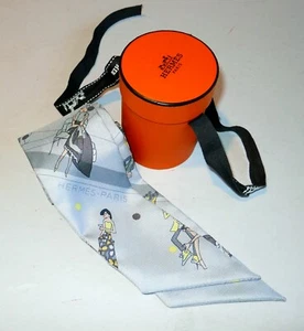 AUTÉNTICA BUFANDA ESTRECHA HERMES MUJER 100% SEDA/TWILLY-AZUL GEOMÉTRICO/FIGURAS-EN CAJA - Imagen 1 de 8