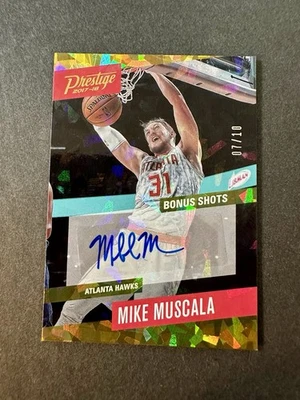 2017-18 Panini Prestige Bonus Shots Gold Ice /10 Mike Muscala #31 Auto Hawks - Image 1 of 2