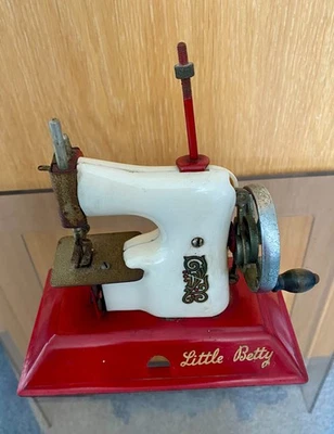 Vintage Little Betty Blechspielzeug Nähmaschine, teilweise gealtert aber guter Zustand. - Bild 1 von 4