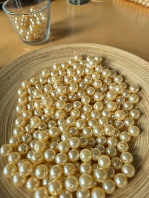 100 Perlen Wachsperlen beige rund Kunststoff mit Löchern zum Einfädeln 10mm - Bild 1 von 3