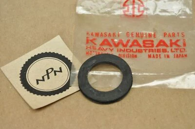 Ilhó de tampa lateral esquerda fabricante de equipamento original Kawasaki KD125 KD175 KE125 KE175 KE250 KS125 KT250 - Imagem 1 de 4