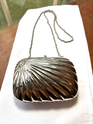 Bolso sin asas vintage SAKS FIVE AVENUE tono plateado con carcasa, bolso de noche de hombro Italia Foto 1 de 4