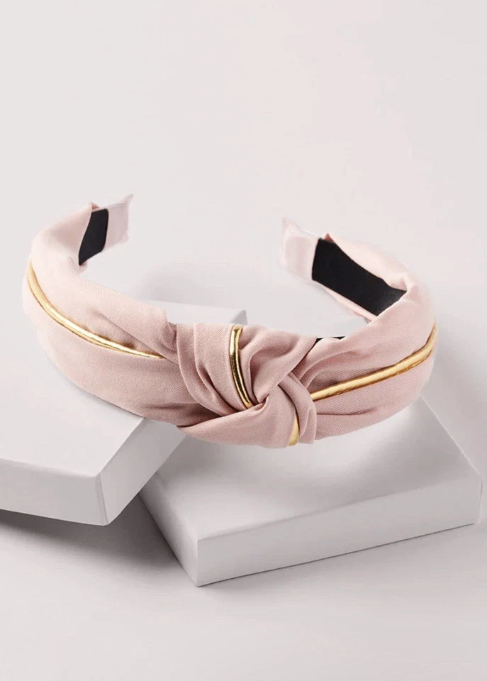Diadema de tela anudada en rosa pastel con tubería dorada Foto 1 de 4