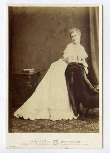 (Gd4676) Echtfoto, Kabinettkarte, Königtumspose, atemberaubendes Kleid um 1890 - Bild 1 von 4