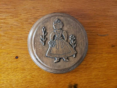 Llavero oculto vintage de resina para niña holandesa tono madera Foto 1 de 4