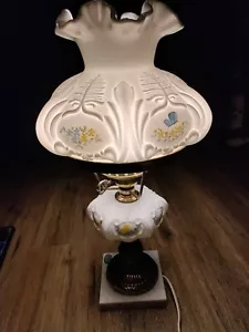 VINTAGE FENTON HAND PAINTED FLOWERS & BUTTERFLIES MILK GLASS STUDENT LAMP SIGNED - Picture 1 of 15