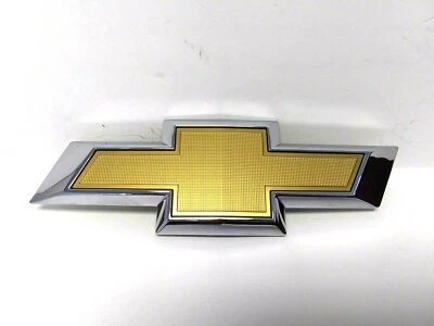 Emblema gravata borboleta Chevrolet Trax 2017-2021 fabricante de equipamento original 42353809 - Imagem 1 de 3