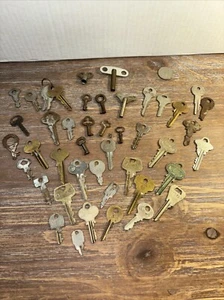 LOT OF  (40)  ANTIQUE AND VINTAGE FLAT STEEL KEYS OLD LOCK,PADLOCK,TRUNK. - Picture 1 of 9