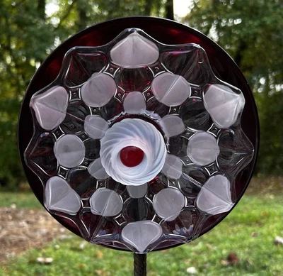 Arte de patio reutilizado de flores de jardín de vidrio de hoja roja y transparente y esmerilada Foto 1 de 4