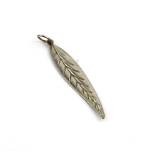 Piccolo Ciondolo Piuma Foglia Lunga per Collana Acciaio Colore Argento Vintage - Foto 1 di 4