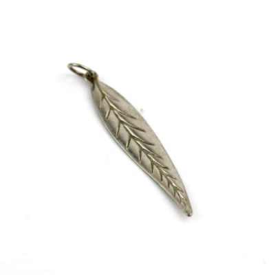 Piccolo Ciondolo Piuma Foglia Lunga per Collana Acciaio Colore Argento Vintage - Immagine 1 di 4