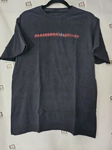 Camiseta De Colección Paranormal Activity 4 Fantasma Promo Película Negra Horror Swag De Colección - Imagen 1 de 4