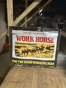 Insegna Latta Metallo Pubblicitaria Grafica Uomo Tabacco Cavallo Lavoro Vintage 1981 - Foto 1 di 13