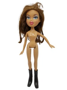 Bratz Puppe Nevra braune Haare nude mit schwarzen Stiefeln 2001 lesen - Bild 1 von 9