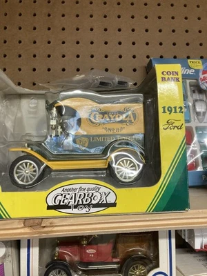 Banco de monedas Crayola 1912 Ford Delivery Car edición limitada #3 en serie Goodyear  Foto 1 de 2