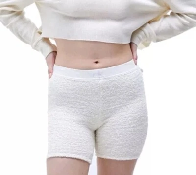 Pantalones cortos para dormir Ck One de felpa para salón medianos marfil Calvin Klein ropa para dormir  Foto 1 de 3