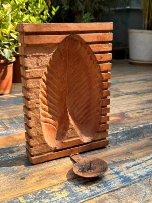 Antiguo panel de pared de madera tallada a mano floral hermoso diseño de hojas soporte de velas Foto 1 de 4