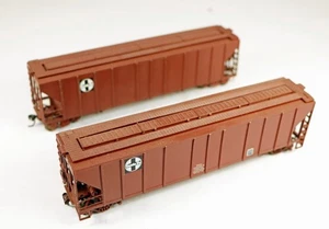 (2) Athearn 3-Bay Covered Hoppers ATSF #306475/304147 1/87 HO Scale - Bild 1 von 3