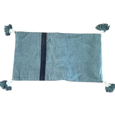 Funda de almohada lumbar a rayas mono seda West Elm borlas botón trasero azul océano Foto 1 de 4