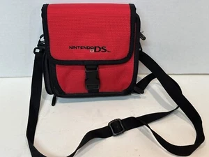 Estuche de viaje de transporte Nintendo DS rojo/negro bolso con cremallera con correa para el hombro - Imagen 1 de 6