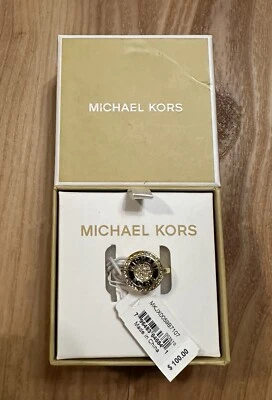 Anillo Michael Kors MK Logo Embellecido Placa Oro Negro MKJX0059B7107 Talla 7 Foto 1 de 4