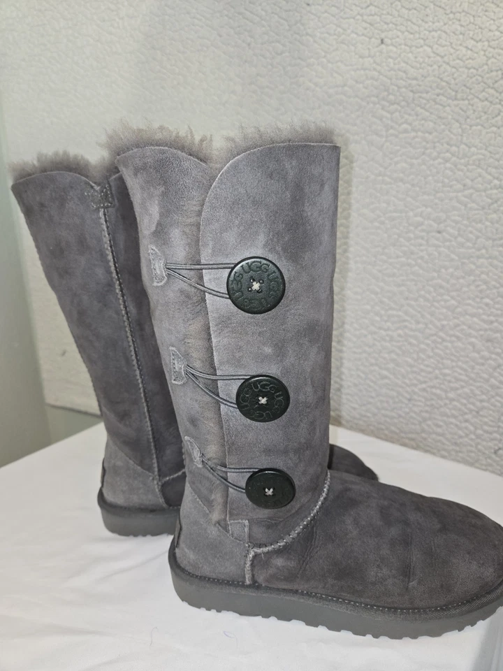 Bota para mujer UGG Bailey Button Triplet II, talla 7, gris Foto 1 de 4