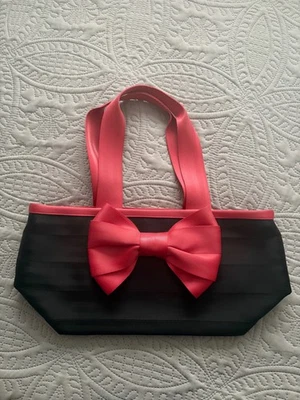 Harvey's Monedero Cinturón Negro con Gran Arco Cinturón Rosa Brillante Foto 1 de 4