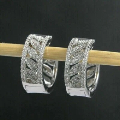 Pendientes de aro Huggie de diamantes de corte redondo VVS1 de 2,50 quilates con acabado en oro blanco de 14 k Foto 1 de 4