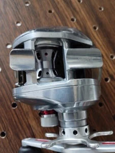Carrete de baitcasting plateado Daiwa Eyes Factory Megabass Alphas Ito 103L-Ai - Imagen 1 de 10