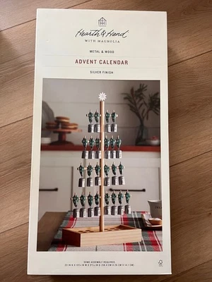 Calendario de Adviento Magnolia Hogar y Mano Metal y Madera con Acabados Plateados Foto 1 de 3