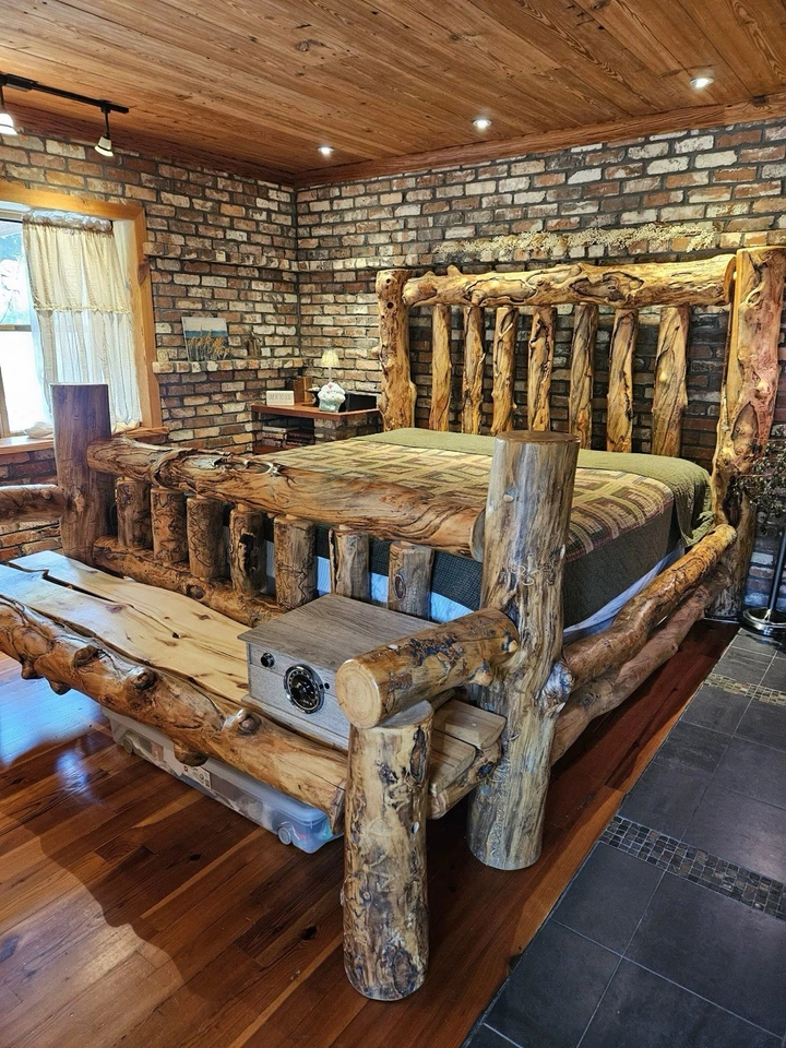 Hermoso marco de cama Aspen envejecido en un king con estribo/banco adjunto Foto 1 de 4