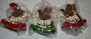 Juego de 3 adornos de oso de peluche caballo mecedor Navidad alrededor del mundo 1989 nuevo en caja - Imagen 1 de 3