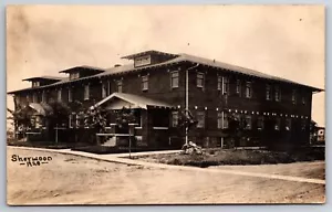 Sherwood Apartments? Drei Gauben ~ große Veranda RPPC um 1922 Echtfoto Postkarte - Bild 1 von 2