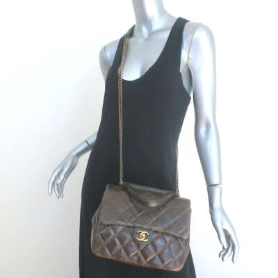 Bandolera Chanel 2017 Gold Bar con asa superior marrón oscuro acolchada de cuero Foto 1 de 4