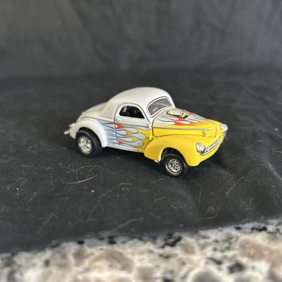 Hot Wheels 100 % escaparate 40 Willys Gasser blanco con llamas amarillas y RR - 1:64 casi nuevo Foto 1 de 4