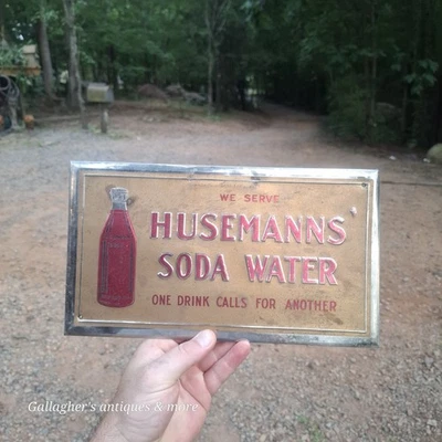 Letrero de colección Husemanns lata de agua de soda sobre cartón de Kamper Thomas Company Foto 1 de 4