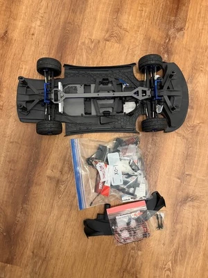 TRAXXAS XO-1 1/7 ПОЛНЫЙ ПРИВОД ДОРОЖНЫЙ СУПЕРКАР РОЛИКОВЫЙ ПОЛЗУНОК ШАССИ С ДВОЙНЫМ КРЕПЛЕНИЕМ ДВИГАТЕЛЯ - Изображение 1 из 4