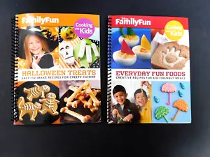 Disney "2 Family Fun Cooking w/Kids Cookbooks" Halloween & Everyday Ex. Cond. - Imagen 1 de 6