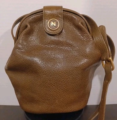 Bolso Bandolera Albert Nipon De Colección Cuero Guijarro Verde Oliva Cierre con Bisagras Foto 1 de 4