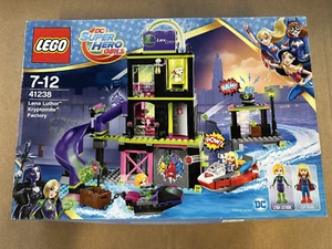 LEGO 41238 DC Super Hero Girls - Lena Luthor™ Kryptomite™ Fabbrica - Nuovo! - Foto 1 di 2
