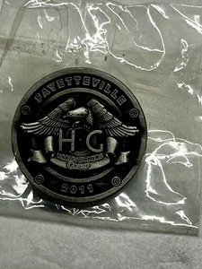 NUOVO 2011 HARLEY DAVIDSON HOG FAYETTEVILLE RALLY PIN STOP GILET GIACCA SPILLA - Foto 1 di 2