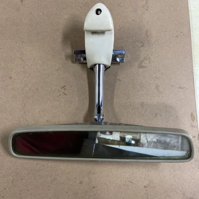 Espejo retrovisor Cadillac GM 1967 OEM 9711617 con visera blanca clip cubierta bota Foto 1 de 4