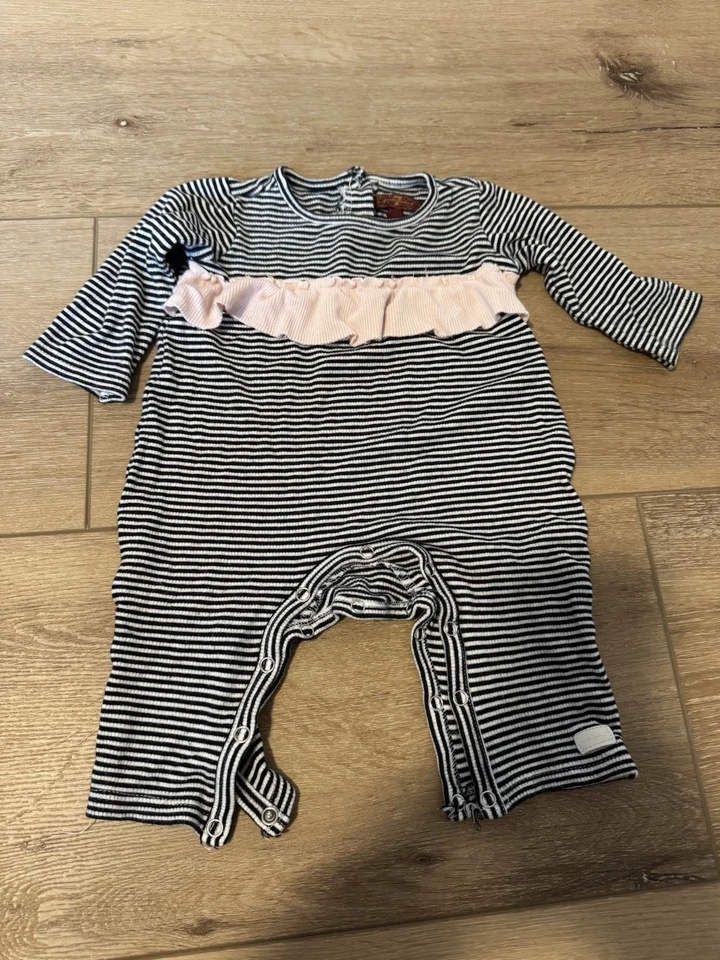 Mameluco 7 para toda la humanidad bebés niñas 3-6 meses rayas negro blanco volantes SnapUp Foto 1 de 4