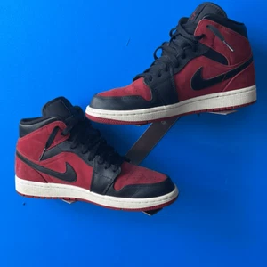 Nike Men's Red Black Jordan 1 Mid Athletic Shoes Sz:9.5 US - Picture 1 of 6