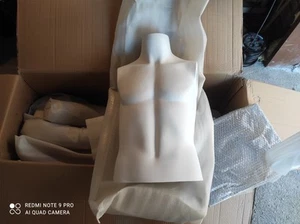 Manichino uomo con pedana, NUOVO da esposizione per abbigliamento - Foto 1 di 3